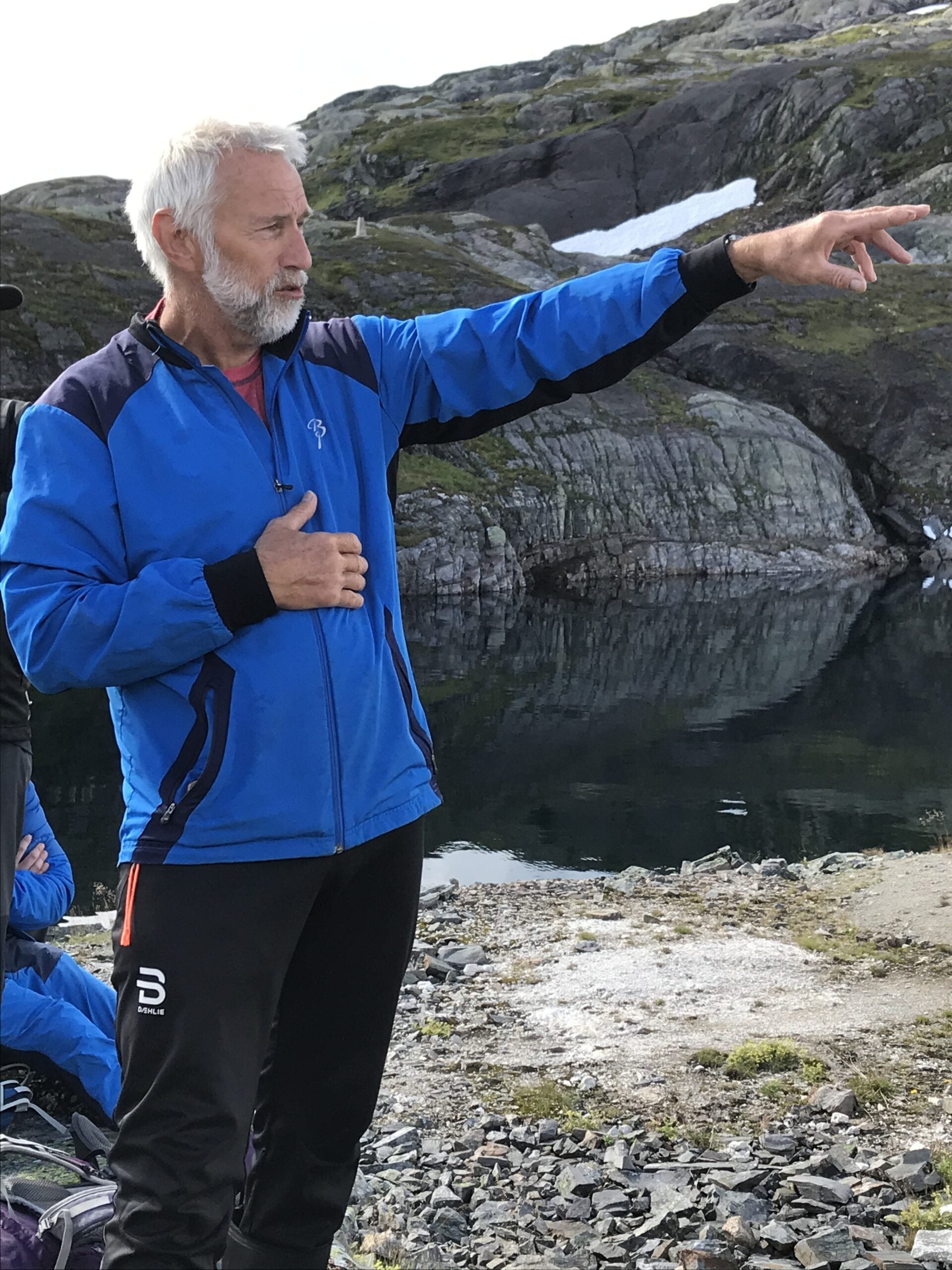 IMG-0130 Terje Lothe fortalde medan vi andre åt nista og koste oss